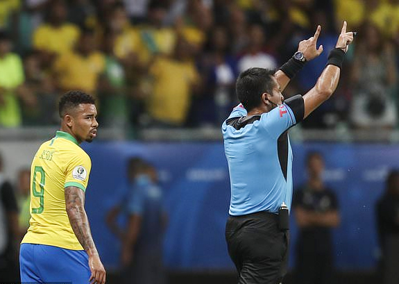 Brazil chia điểm Venezuela vì VAR